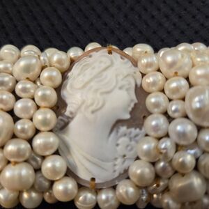 Elegant AMEDEO Cameo Pearl Bracelet